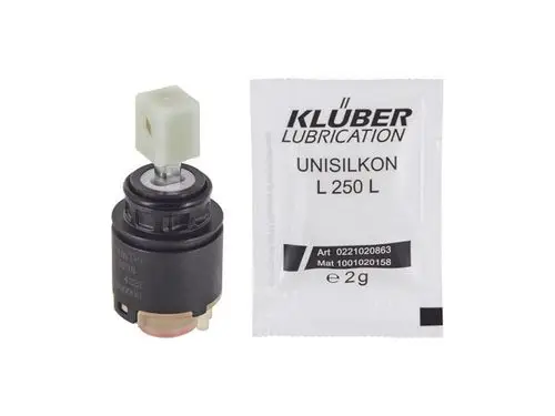 Kartusche mit schwarzem Gehäuse und günen Element, neben einem kleinen Beutel mit Klüber Lubrication UNISILKON L 250 L, Marke Ideal Standard.